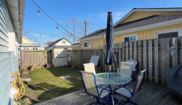 Little Blue on Second St! Cozy & close to the beach, pub, bar, and downtown!