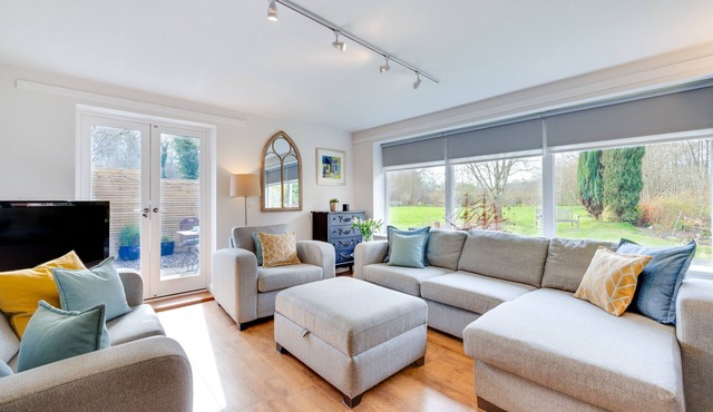 Little Bourne - Two Bedroom House, Sleeps 4