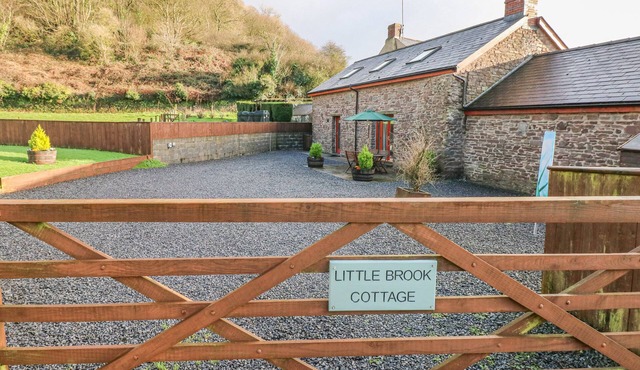 LITTLE BROOK COTTAGE, pet friendly, with open fire in Laugharne