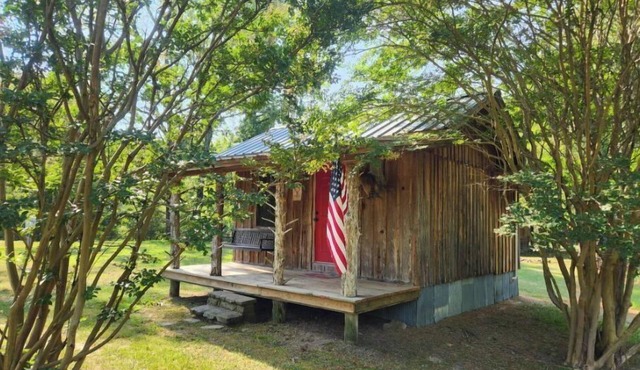 Little cabin in the heart of the Kiamichi Mountains 33 miles from Hochatown, OK