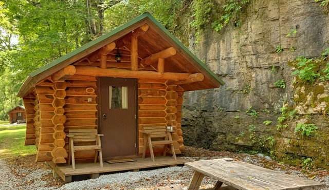 Little Cabin on the water…close to Glade Top Trail/Mark Twain National Forest