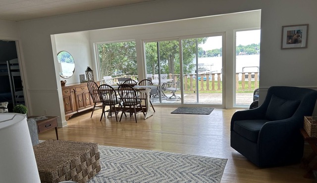 Little Cedar Lake Cozy Cottage- Ski Resort and shops minutes away. Sleeps 8