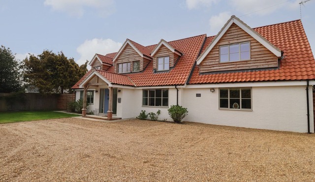 LITTLE CHAPTER, pet friendly, luxury holiday cottage in Walberswick