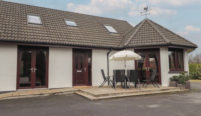 LITTLE CHESTNUT, family friendly, with hot tub in Muir Of Ord