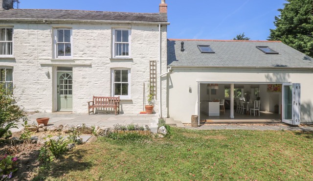 LITTLE CHYCOOSE, pet friendly, country holiday cottage in Truro