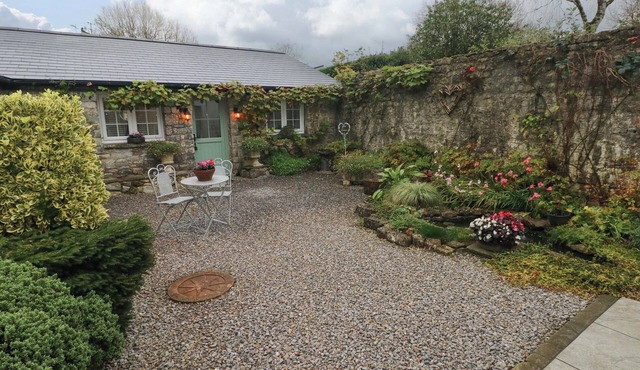LITTLE CLOUD, romantic, character holiday cottage in Cowbridge