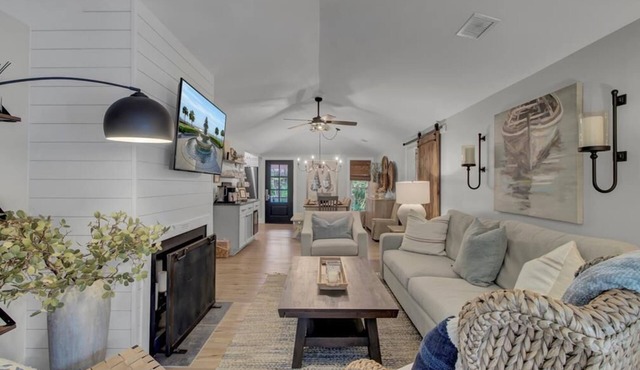 Little Cottage by the Sea | Hot Tub & Walk to Beach