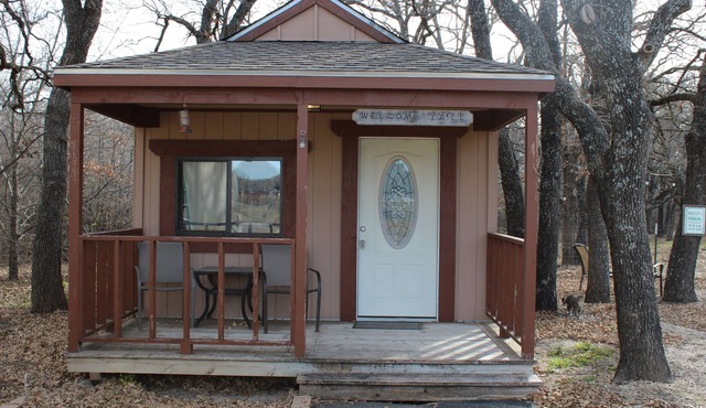 Little Country Cabin near Waco Surf