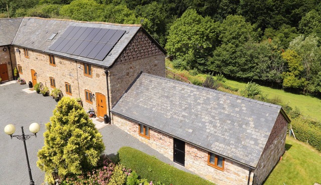 LITTLE COW HOUSE, family friendly, character holiday cottage in Chirk