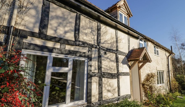 LITTLE COWARNE COURT, pet friendly, with a garden in Little Cowarne