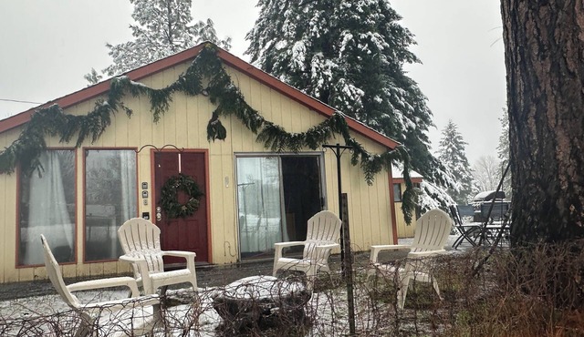 Little Coyote Cottage- Peaceful country retreat. Ski, hike, Fruit Loop, mtn bike