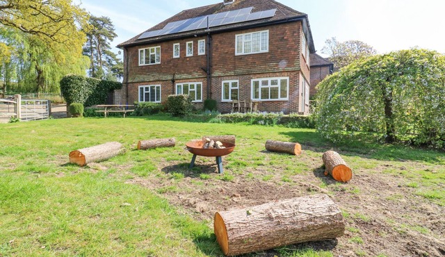 LITTLE DANNS, character holiday cottage in Herstmonceux