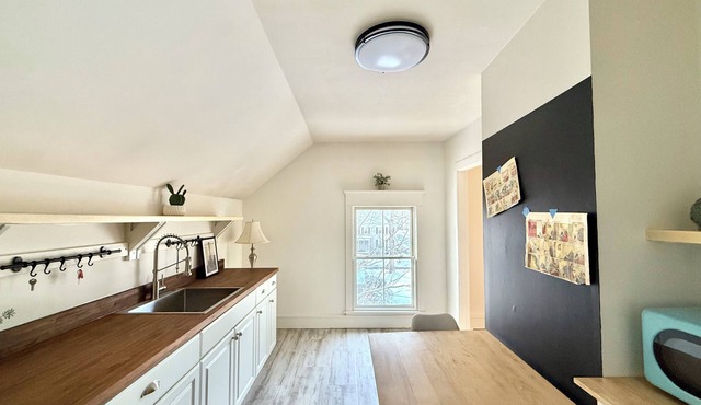 Little Downtown Apt with Beautiful Window View