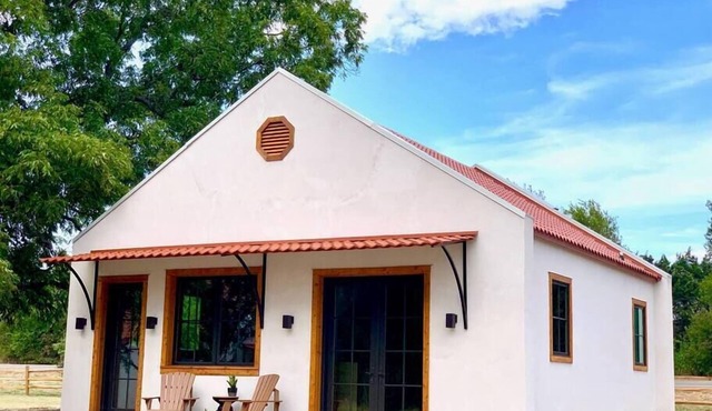 Little Dutch Cabin #101 | Pickleball | Soaker Tub