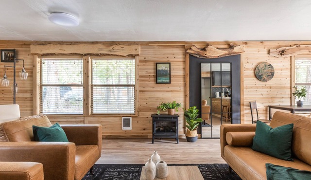 Little Elk Cabin ~ Hot Tub, Ski, Relax!