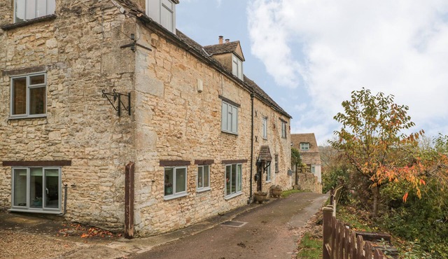 LITTLE END, family friendly, character holiday cottage in Stroud