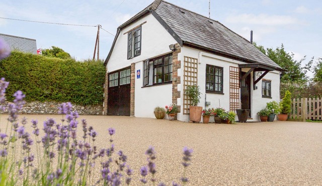 LITTLE ENGLAND COTTAGE, pet friendly in Milborne St Andrew