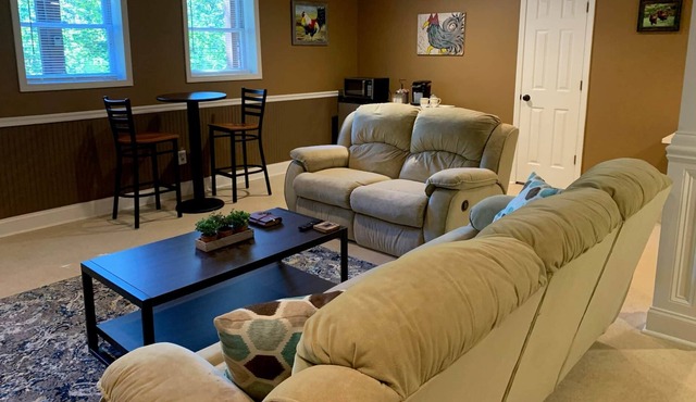 Little Farm 🐔 Cozy King Bed private driveway/entry