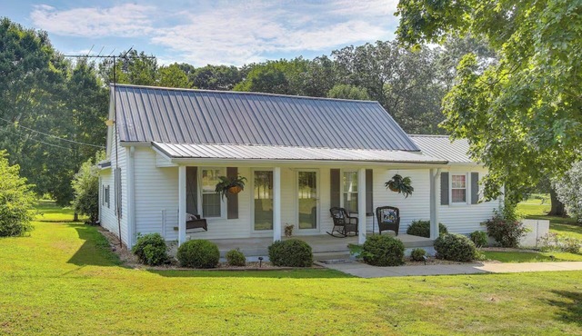 Little Farm House with Shaded Front Porch, Fire Pit, Covered Parking
