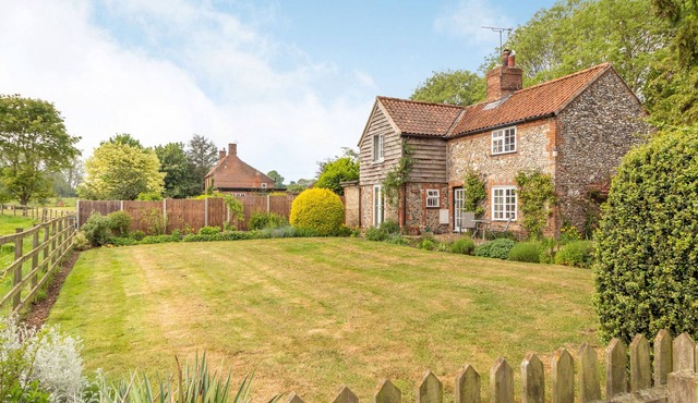 LITTLE FLINT, pet friendly, with open fire in Little Fransham