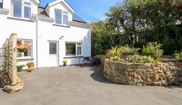 LITTLE FREESTONE, family friendly, country holiday cottage in Carew