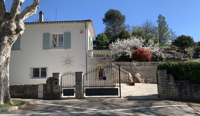 Little gîte in the center of Barjac Chez Art et Hasardsn
