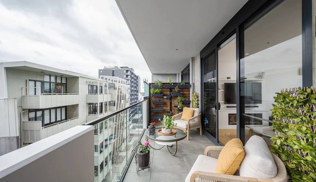 Little Gem, close to Melbourne CBD, short train journey to MCG