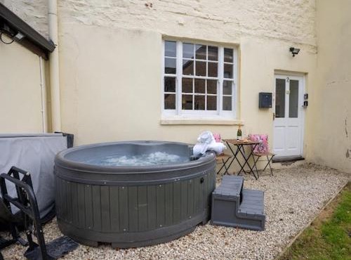 Little Gem in the Forest of Dean! Hot tub, Private garden, Dog Friendly, Smart TVs and Beautiful Historic Village Location!