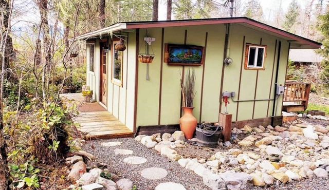 *Little Green Cabin on Big Creek * 5 mi to Mt. Rainier entrance!