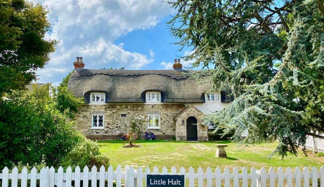 Little Halt is a charming 17th century thatched cottage overlooking Pound Green