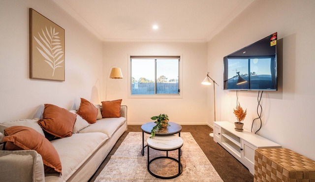 Little Hampton Retreat - Family Fun House w Pool