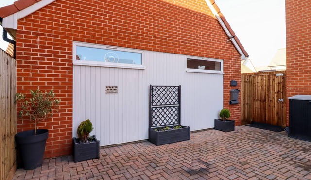 LITTLE HAVEN, country holiday cottage, with a garden in Kirby Cross