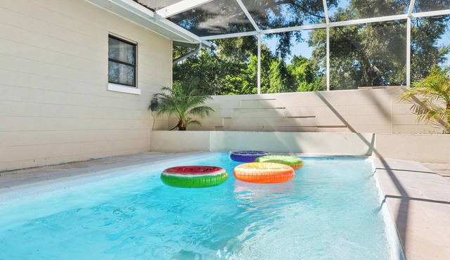 Little Haven — Winter Haven's top-rated 3BR/2BA with private pool & modern amenities. Sleeps 8. Minutes from LEGOLAND Florida, Walt Disney World, Universal Studios & SeaWorld. Perfect for family vacations, reunions & Orlando getaways. Instant book!