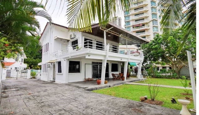 Little Heaven by Sky Hive, a beach front villa