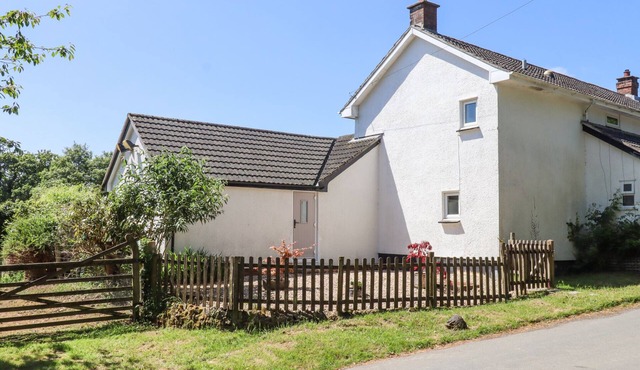 LITTLE HENFORD, pet friendly, with a garden in Ashwater