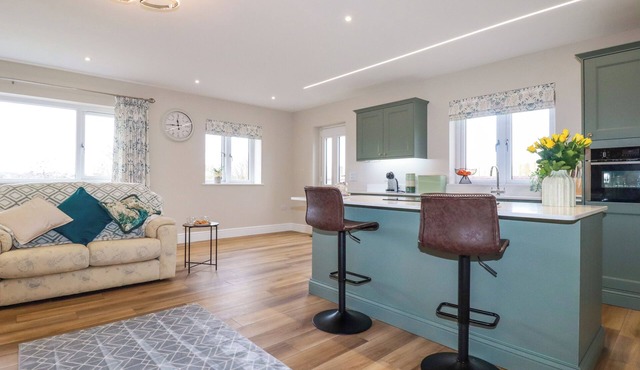 LITTLE HILLSIDE, romantic, character holiday cottage in Redruth