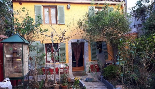 Little House 3 stars at the end of a garden