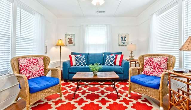 Little House | Pet Friendly Cottage + Easy Walk to the Sand!