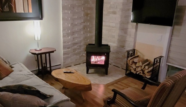 Little House, Rivière Rouge waterfront, 7 minutes from Mont-Tremblant town.