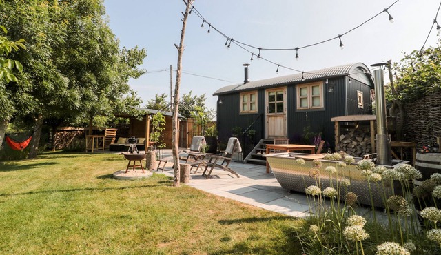 LITTLE HUT, romantic, character holiday cottage in Lympsham