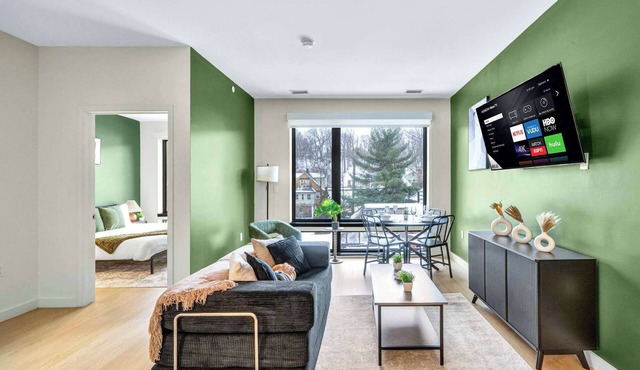Little Italy & CWRU w/King Bed, Gym, Parking, WD