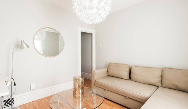 Little Italy Pied A Terre Steps to Cafes and Parks