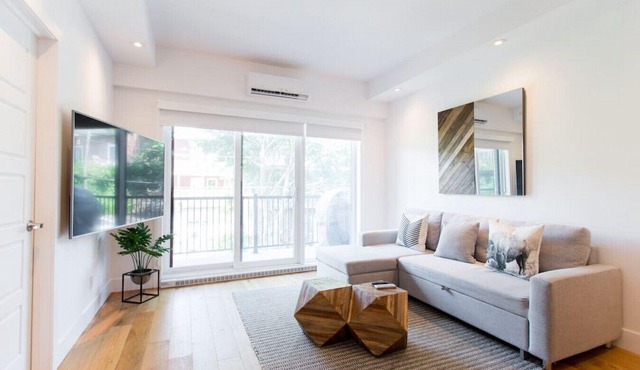 Little Italy Spacious 2 Bedroom Condo + Free Parking