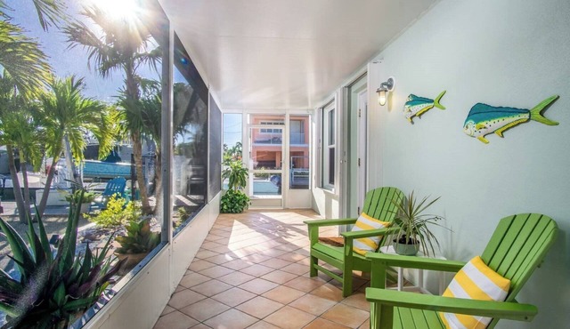 Little Key Lime 2 bedroom 1 bath Conch house with 2 kayaks, 3 bikes, 51 Ft of Dockage