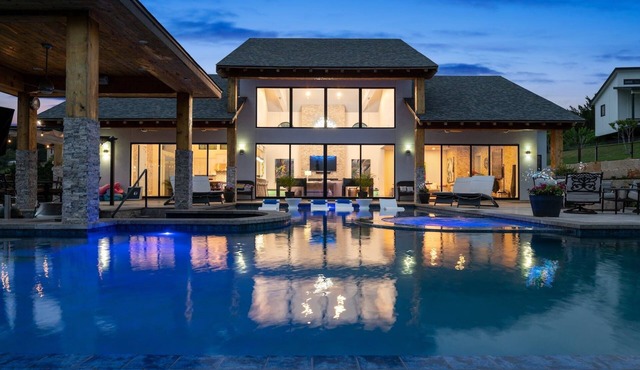 Little La Jolla Resort in Austin! - Nothing Like it!