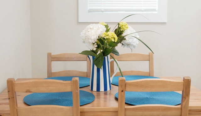 Little Lady On Lincoln- FULLY stocked Coffee Bar