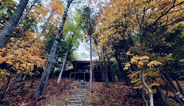 Little Lake Escape! Hot tub, pool table, 5 Bedroom Lake Front w/kayaks!