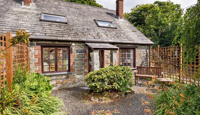 LITTLE LEIGHS, pet friendly, character holiday cottage in Warbstow,