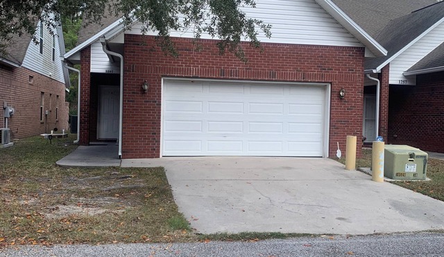 Little Live Oak, 3 bedroom 2 1/2 bath very close to town and shopping