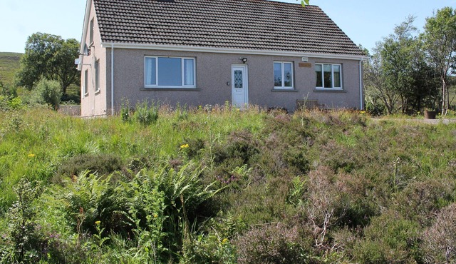 LITTLE LOCH VIEW, pet friendly, character holiday cottage in Poolewe